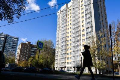 Мужчина с «доказательствами» повис на окне многоэтажки в Москве. Видео - vm.ru - Москва