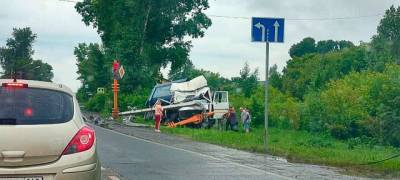 В Кемерове грузовик снёс светофор и фонарный столб - gazeta.a42.ru