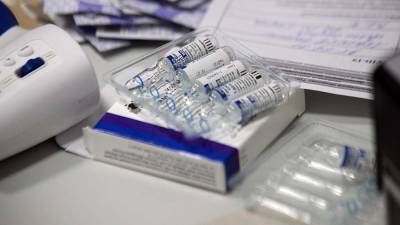 В Тамбовской и Смоленской областях ввели обязательную для ряда групп граждан вакцинацию от COVID-19 - iz.ru - Израиль - Смоленская обл. - Тамбовская обл.