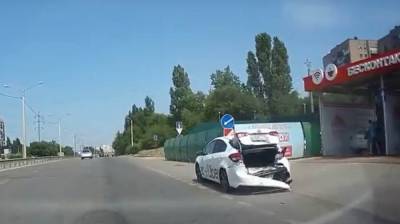 В Воронеже автомобиль на полном ходу врезался в такси: появилось видео - vestivrn.ru - Воронеж