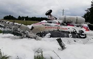 Появились фото вертолета МЧС после аварийной посадки возле Лунинца - charter97.org - Белоруссия - район Лунинецкий