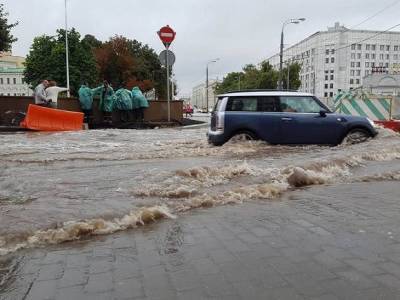 Обрушившийся на Москву ливень затопил улицы и станции метро - rosbalt.ru - Москва