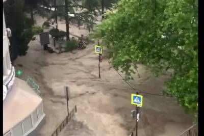 Михаил Леус - Синоптик рассказал, ждать ли крымского потопа в Москве из-за суперливня - mk.ru - Москва - Крым