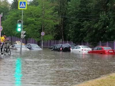 Апокалиптический ливень в Москве: дороги и улицы превратились в реки, а несколько станций метро - залило - unn.com.ua - Москва - Россия - Украина - Киев