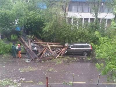 Часть крыши здания на севере Москвы рухнула на припаркованные машины - rosbalt.ru - Москва