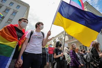 Владимир Зеленский - Посольство США поздравило украинцев с Днем ЛГБТ-прайда в День Конституции - lenta.ru - США - Украина