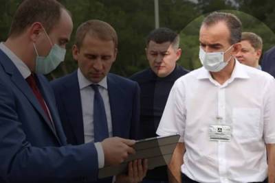 Дмитрий Песков - Вениамин Кондратьев - Кубанский губернатор надел антиковидный бейдж, как у Пескова - mk.ru - Краснодарский край