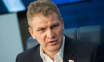 Алексей Куринный - В Госдуме предложили ограничить выезд непривитых россиян за границу - og.ru - Россия