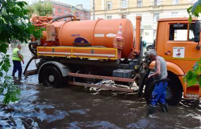 В Твери откачивают воду на улицах после дождя - afanasy.biz - Тверь