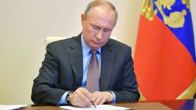 Путин подписал закон о запрете россиянам участвовать в НПО - gazeta.ru - Россия