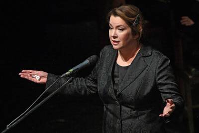 Вера Сотникова - Актрису Веру Сотникову госпитализировали с коронавирусом - lenta.ru - Россия