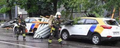Три автомобиля каршеринга пострадали из-за обрушения части кровли здания в Москве - runews24.ru - Москва