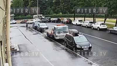 Видео: на Бассейной улице в результате ДТП перевернулись "Жигули" - piter.tv - Санкт-Петербург - р-н. Московский