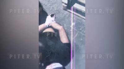 Двое мужчин избили и ограбили охранников склада на Лиговском проспекте - piter.tv