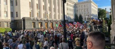 Владимир Зеленский - Акция протеста под ОП: Зеленскому «объявили подозрение в госизмене» - w-n.com.ua - Белоруссия