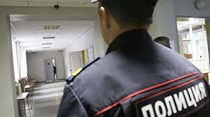 Двух полицейских из Москвы обвинили в краже 800 тысяч у пенсионера, потерявшего сознание - newsland.com - Москва