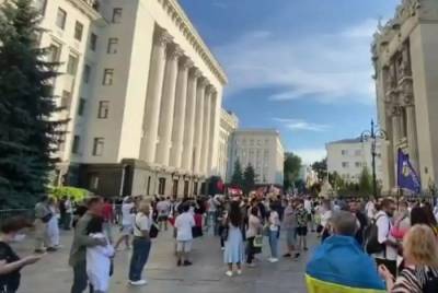 Владимир Зеленский - Будет сидеть в тюрьме: На Банковой прошла акция протеста против Зеленского - ukrpost.biz - Украина - Белоруссия
