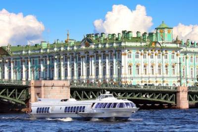 Более 60 подростков эвакуировали с севшего на мель теплохода в центре Петербурга - spb.mk.ru - Москва - Ленинградская обл. - Санкт-Петербург