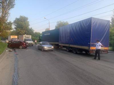 Ford Focus - Ранним утром на Змиевском проезде в Ростове столкнулись иномарка и большегруз - dontr.ru