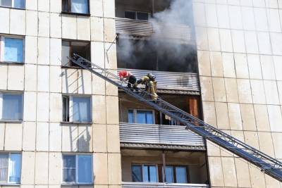 В Кургане в многоэтажке произошел пожар: с верхних этажей людей выводили по автолестницам - znak.com - Россия