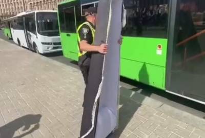 В центре Киева ФОПы и правоохранители подрались из-за гробов и венков - kp.ua - Украина - Киев