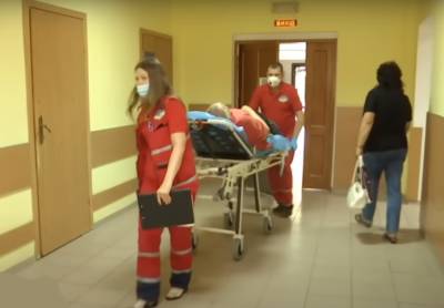 Перекрутило в воздухе от удара: семейную пару сбили на переходе, видео с места - politeka.net - Украина - Винницкая обл.
