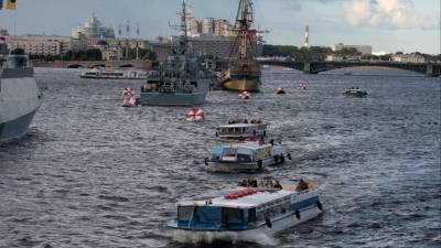 В прокуратуре назвали причину ЧП с севшим на мель теплоходом в Петербурге - 5-tv.ru - Санкт-Петербург