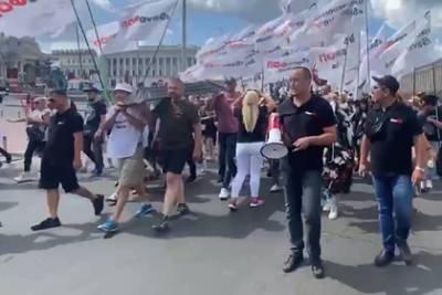 В Киеве в ходе стычки полицейские изъяли гроб у протестующих - lenta.ru - Украина - Киев