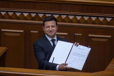 Владимир Зеленский - Зеленский внес в Раду неотложный законопроект о большом гербе Украины - lenta.ru - Украина - Киев