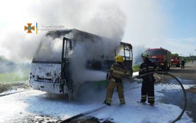 В Харькове на ходу загорелась маршрутка с людьми: фото и видео - narodna-pravda.ua - Украина - Харьковская обл. - Харьков - Ужгород - Гсчс