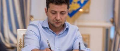 Владимир Зеленский - Зеленский подписал закон, позволяющий ремонтировать аэропорты и строить дороги в обход Prozorro - w-n.com.ua - Украина - Киев
