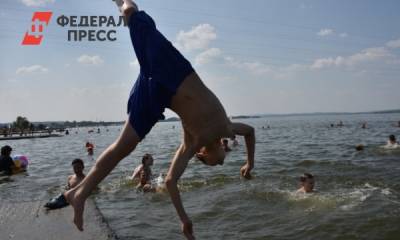 Жара загнала толпу екатеринбуржцев в грязный пруд - fedpress.ru - Екатеринбург - Свердловская обл.