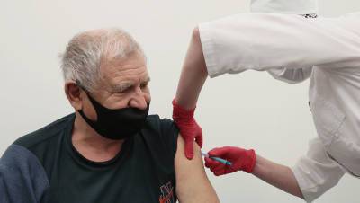 Около 41% взрослого населения ЕС полностью привились от COVID-19 - gazeta.ru - Ляйен