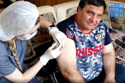 Сайгидпаша Умаханов получил второй компонент вакцины против COVID-19 - mirmol.ru