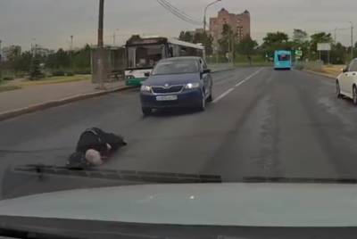 Видео: в Петербурге мужчина пролетел несколько метров после столкновения с легковушкой - ivbg.ru - Украина - Санкт-Петербург - Петербург