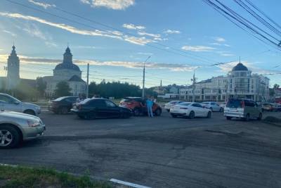 В Зареченском районе Тулы столкнулись две легковушки - tula.mk.ru - Тула