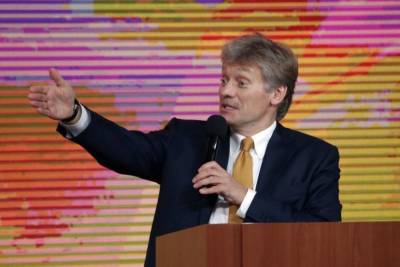 Владимир Путин - Дмитрий Песков - Песков заявил о добровольном характере вакцинации от COVID-19 в России - mk.ru - Россия