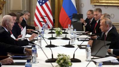 Владимир Путин - Дмитрий Песков - Джо Байден - Песков рассказал о разных стаканах Путина и Байдена на саммите в Женеве - iz.ru - Россия - США - Израиль - Женева