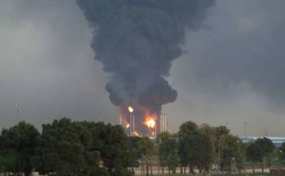 Вслед за пожаром на военном корабле в Иране загорелся нефтехимический завод (ВИДЕО) - lenta.ua - Иран
