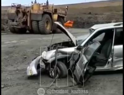 Соцсети: самосвал раздавил легковой автомобиль на разрезе - news.vse42.ru