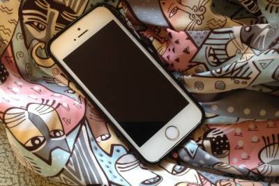 В Смоленске забытый на прилавке гаджет прикарманила 43-летняя дама - mk-smolensk.ru - Смоленск