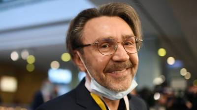 Сергей Шнуров - Ольга Абрамова - Сергей Шнуров покинул вечеринку на ПМЭФ из-за родов жены - 5-tv.ru - Пмэф
