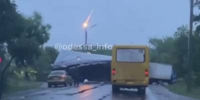 Авария на одесской трассе парализовала движение, видео: "авто направляют в объезд - politeka.net - Одесса