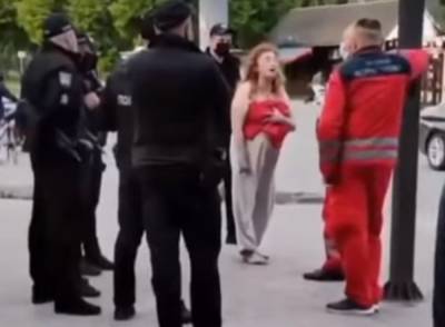 Украинка в одних штанах устроила "дефиле" посреди улицы, кадры: "А что, я не имею права?" - politeka.net - Ивано-Франковск