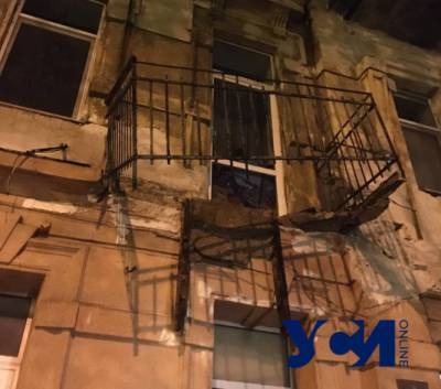 В Одессе на Большой Арнаутской балкон рухнул на тротуар - odessa-life.od.ua - Одесса