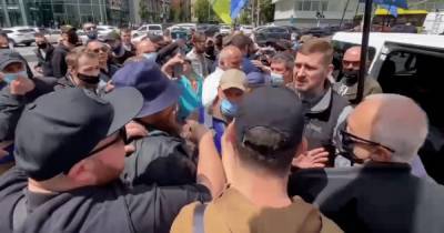 Юлия Тимошенко - Юлий Тимошенко - Между участниками митинга против открытия рынка земли под КСУ произошла потасовка, - СМИ (видео) - focus.ua - Киев