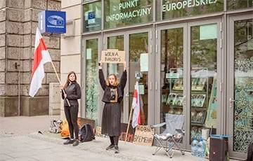 Белорусские активистки, которые держат голодовку с требованием ввести экономические санкции, обратились к Европарламенту - charter97.org - Варшава