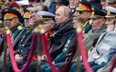 Владимир Путин - Дмитрий Песков - Василий Пронин - Песков назвал чудовищной ситуацией кражу денег у ветерана, сидевшего с Путиным на параде - tvc.ru