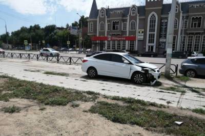В Астрахани автомобиль после ДТП вылетел на тротуар и сбил подростка - volg.mk.ru - Астрахань - Астраханская обл.