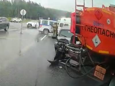 На трассе в Челябинской области внедорожник влетел в бензовоз - u24.ru - Челябинская обл. - Уфа - Челябинск